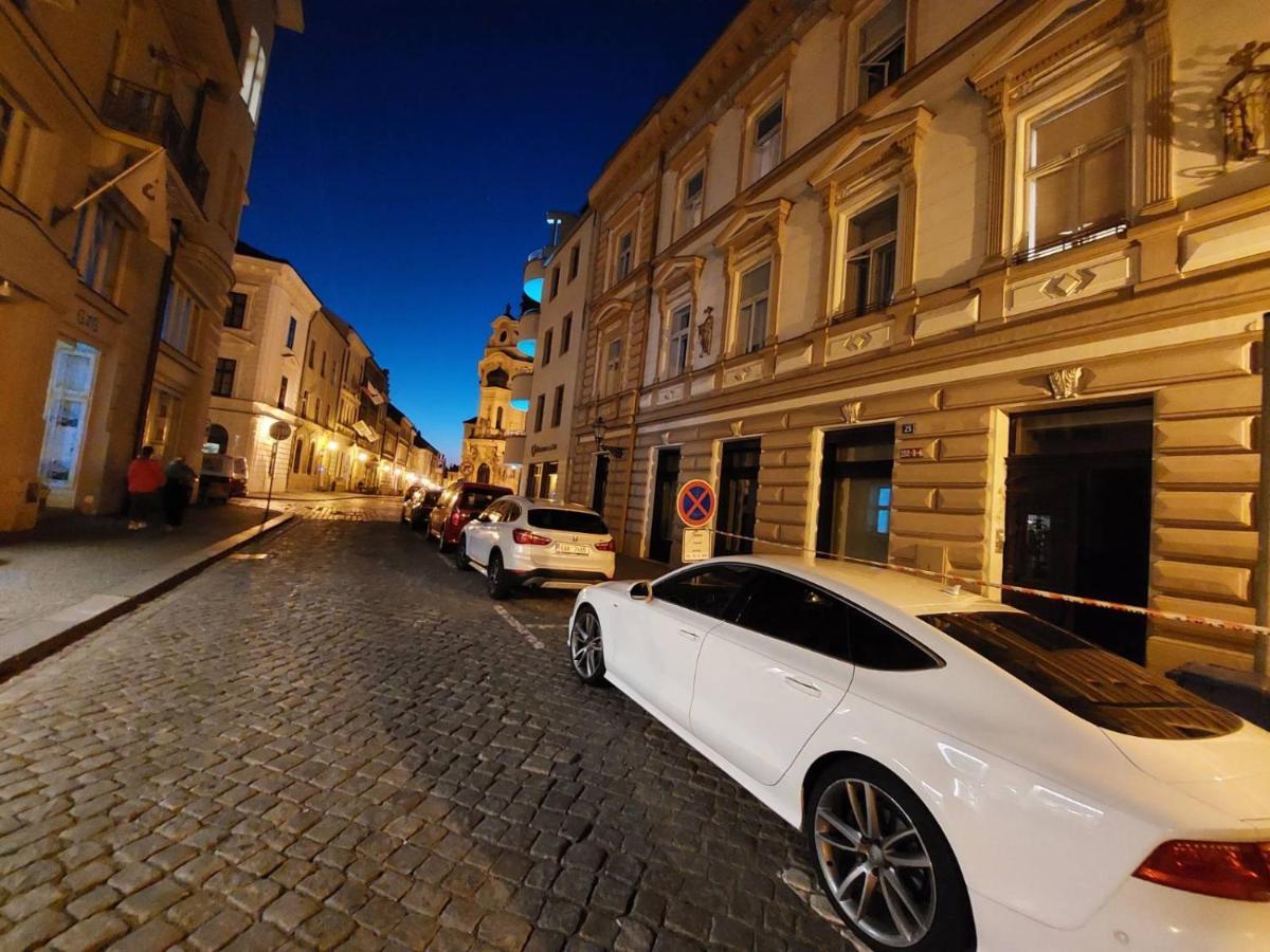 Apartman V Centru Na Velkem Namesti Hradec Králové Eksteriør bilde